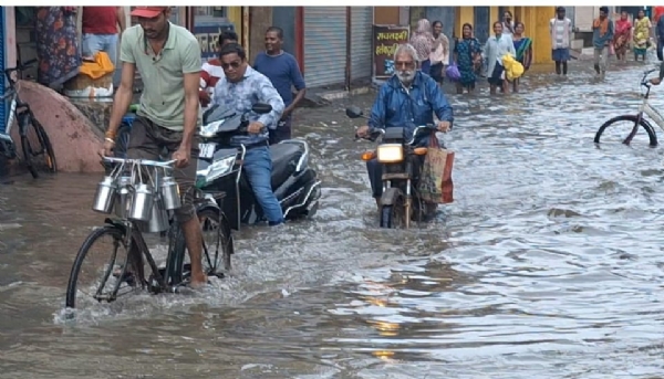दुर्ग शहर में सड़कें बारिश के पानी से भरी