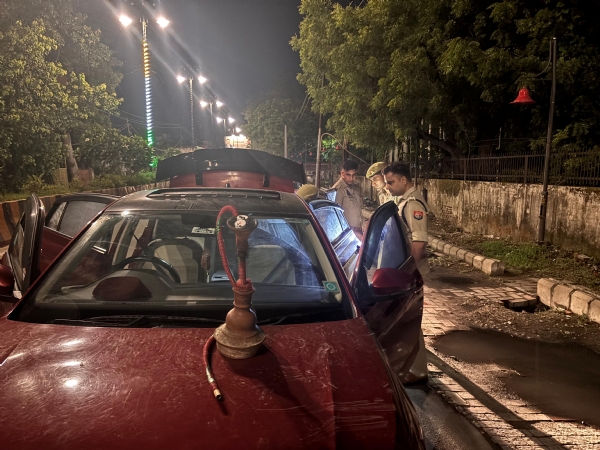 कार की बोनट पर हुक्का पीते युवक, मौके पर पहुंचकर कार्रवाई करते एसपी सिटी मानुष पारीक