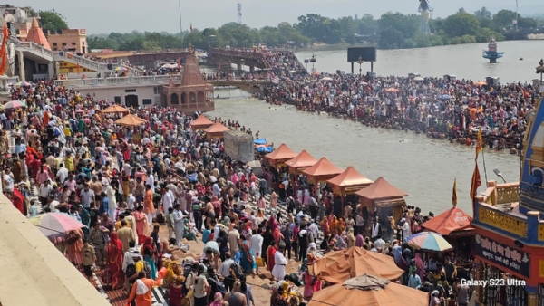 हर की पौड़ी स्थित ब्रह्म कुंड पर स्नान के लिए उमड़े श्रद्धालु।