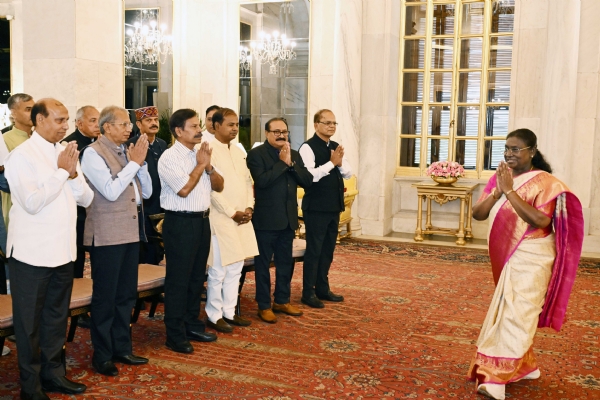 राष्ट्रपति द्रौपदी मुर्मु से मुलाकात के दौरान देशभर के प्रमुख जनजातीय प्रतिनिधि