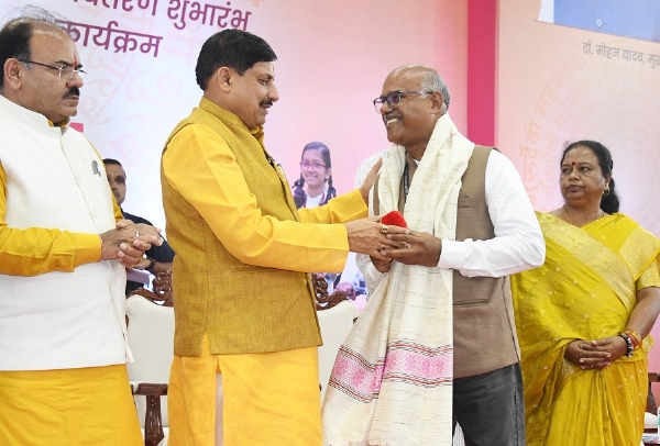 शिक्षकों का सम्मान करते हुए मुख्यमंत्री डॉ. मोहन यादव