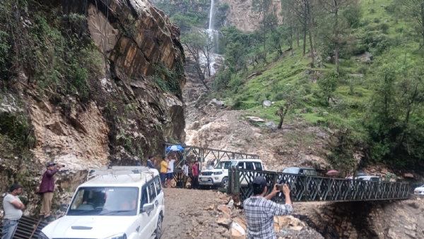 बेली ब्रिज पर दौड़ते वाहन।