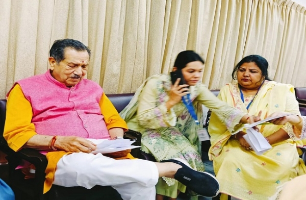 इंद्रेश कुमार के साथ शमीम बानो। मध्य में डॉ. शालिनी अली