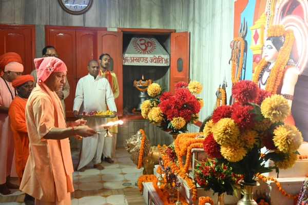 अपने गुरुदेव ब्रह्मलीन महंत अवेद्यनाथ, दादागुरु ब्रह्मलीन महंत दिग्विजयनाथ समेत नाथपंथ के सभी गुरुजन के प्रति निवेदित की श्रद्धा*