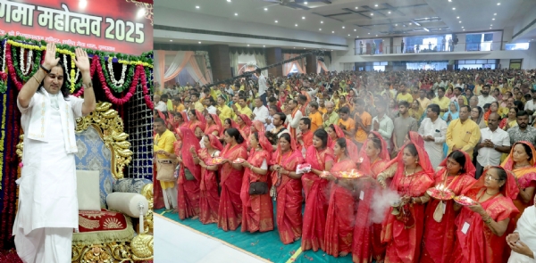 श्रद्धालुओं को आशीर्वाद प्रदान करते हुए देवकीनंदन ठाकुरजी महाराज