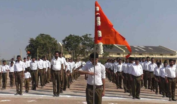 फाइल फोटो भगवाध्वज के समक्ष स्वयंसेवक