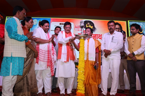 द्वीप प्रज्जवलित कर मेला का उद्घाटन करते अतिथि