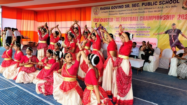 अतिथियों का स्वागत करते छात्र