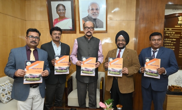 राजभवन में छत्तीसगढ़ लोक आयोग के लोकायुक्त न्यायमूर्ति आई.एस. उबोवेजा राज्यपाल रमेन डेका को छत्तीसगढ़ लोक आयोग का 23 वां वार्षिक प्रतिवेदन सौंपते हुए