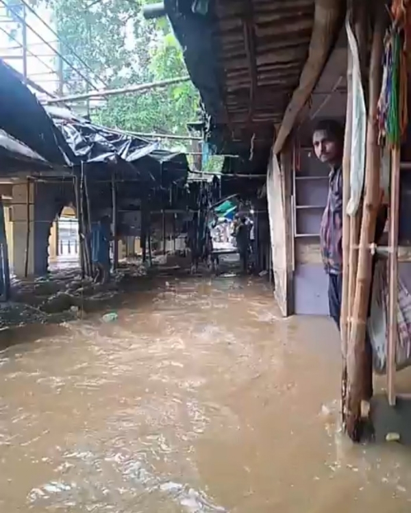 दुकानों में घुसा नदी का पानी