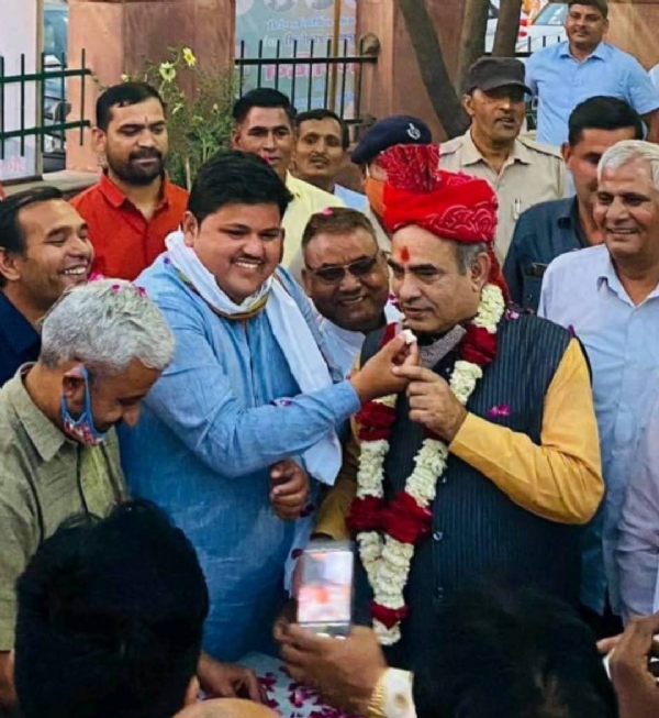 मनोनीत पार्षद योगेश शर्मा विधायक मूलचंद शर्मा का मुंह मीठा कराते