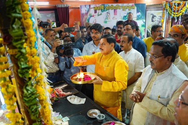 गुरूपूर्णिमा पर मुख्यमंत्री पहुंचे महर्षि सांदीपनि आश्रम * पूजन-आरती करके लिया आशीर्वाद