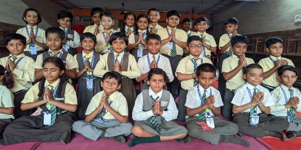 बाल योग शिविर में गूंजा गुरु की महिमा का संदेश