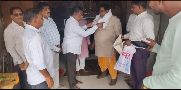 भाजपा जिला समिति ने मंदिर के पुजारियों को किया सम्मानित