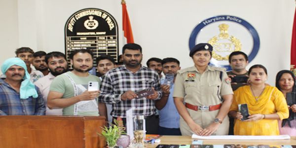 सोनीपत पुलिस ने तलाशे 65 गुम हुए मोबाइल,मालिकों को लौटाए