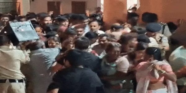 खंडवा में धूने वाले दादाजी धाम में भगदड़ जैसे हालात, मशाल जुलूस के दौरान भक्तों ने तोड़ी बेरिकेडिंग