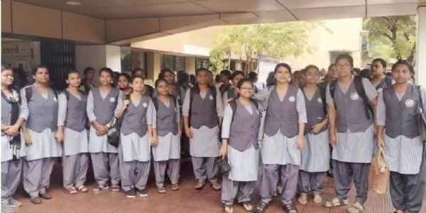 इंटर्नशिप सेंटर दूर मिलने पर वीमेंस यूनिवर्सिटी की छात्राओं ने जताया विरोध