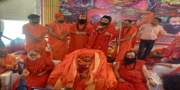 गुरू पूर्णिमा पर निरंजनी अखाड़े में हुई स्वामी वेदमूर्ति पुरी की संन्यास दीक्षा