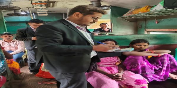 ट्रेन में बिना टिकट पकड़े गए 957 यात्री, 5.85 लाख का लगा जुर्माना