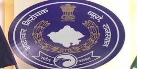 कॉलेज का मैनेजमेंट फैकल्टी दस हजार रुपये की रिश्वत लेते ट्रेप