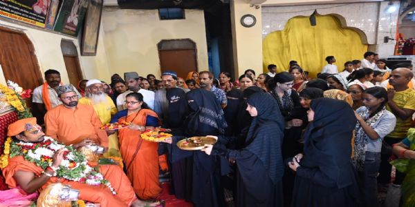 गुरू पूर्णिमा पर मुस्लिम महिलाओं ने जगद्गुरु बालक देवाचार्य की आरती उतारी