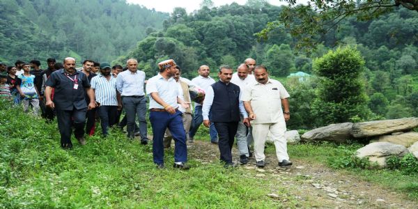 मुख्यमंत्री ने नाचन क्षेत्र के बागा, स्यांज व फंगल्यूर गांव में आपदा का जायजा लिया,मदद का दिया आश्वासन