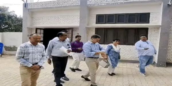 फतेहाबाद:शिक्षा विभाग के संयुक्त निदेशक ने किया स्कूलों का निरीक्षण, लाइट जाते ही बंद हो जाते हैं डिजिटल बोर्ड