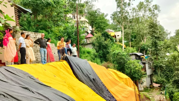 भू-धंसाव का जायजा लेती आईआईटी की टीम नगर निगम के आयुक्त के साथ ।