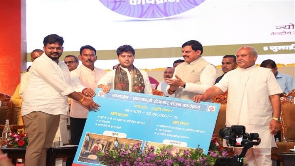 नागार्जुन को सम्मानित करते हुए सिंधिया (फाइल फोटो)