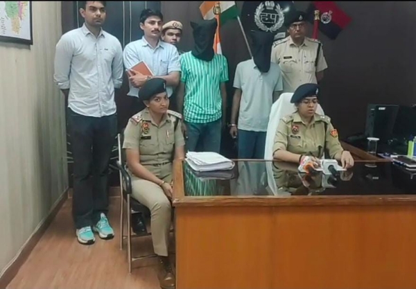 पुलिस गिरफ्त में आरोपित।