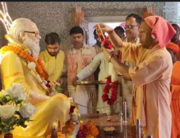 अपने गुरुदेव ब्रह्मलीन महंत अवेद्यनाथ, दादागुरु ब्रह्मलीन महंत दिग्विजयनाथ समेत नाथपंथ के सभी गुरुजन के प्रति निवेदित की श्रद्धा*