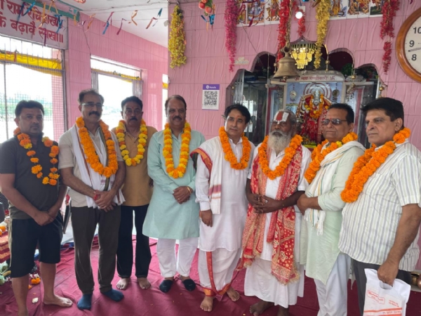 अखानूर के पूरव विधायक राजीैव शर्मा आर अनय गुरजन का आशीराद्व लेने पहुंचे