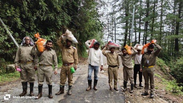 निरंकारी सेवादार जवान राहत सामग्री ले जाते हुए।