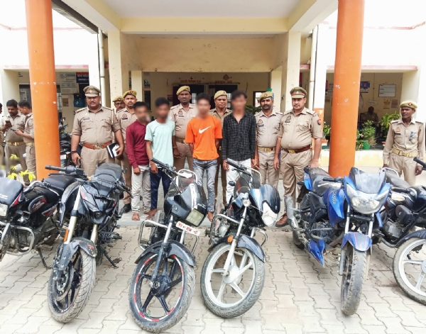 गिरफ्तार आरोपित, बरामद मोटरसाइकि के साथ शहर कोतवाली पुलिस।