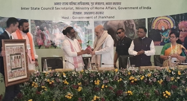 मुख्यमंत्री हेमंत गृह मंत्री का स्वागत करते हुए
