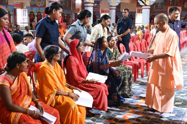 गुरु पूर्णिमा के आनुष्ठानिक कार्यक्रम की व्यस्तता के बाद भी सीएम ने जनता दर्शन में सुनीं समस्याएं*
