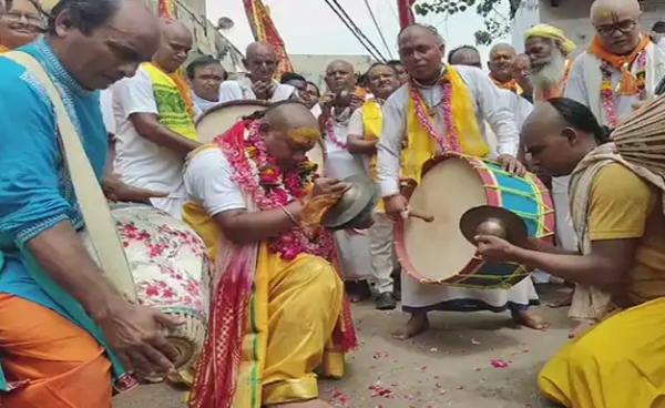 मुड़िया संत शोभायात्रा में उत्साह के साथ नृत्य करते हुए