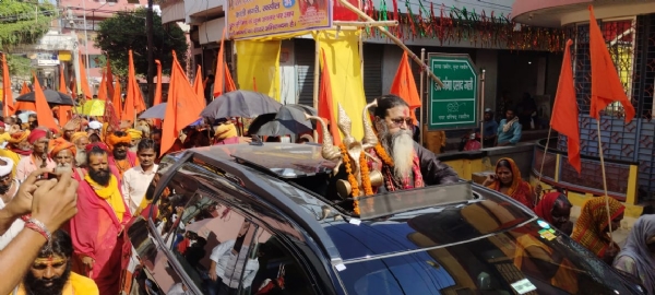 शाही यात्रा में भाग लेते साधु संत