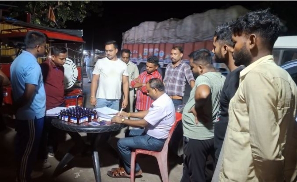 प्रतिबंधित कफ सिरप के साथ तस्कर गिरफ्तार