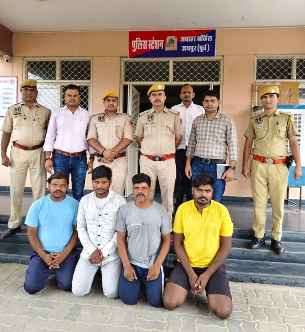 बुजुर्ग महिलाओं को बातों में उलझा कर जेवरात लूटने वाली गैंग चढी पुलिस के हत्थे