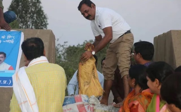 बाेरी बंधान करते कलेक्टर