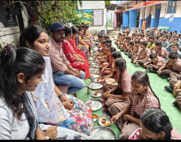 ज्ञान अमृत इंग्लिश स्कूल धमतरी में गुरुजनों और पालकों का चरण वंदन करते हुए विद्यार्थी।