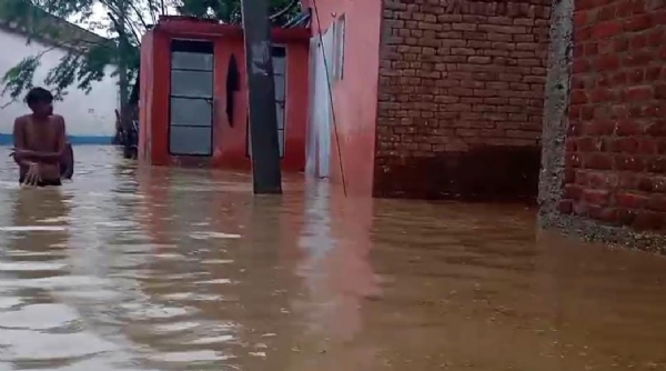 हमीरपुर में मूसलाधार बारिश ने पूरे गांव को डुबोया
