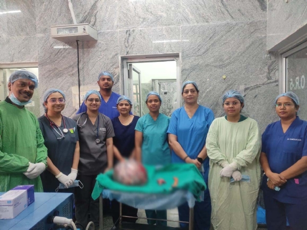 65 वर्षीय महिला के पेट से निकाला  ट्यूमर