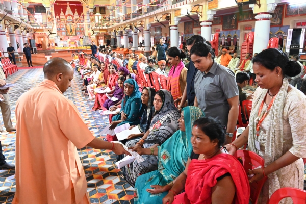 गुरु पूर्णिमा के आनुष्ठानिक कार्यक्रम की व्यस्तता के बाद भी सीएम ने जनता दर्शन में सुनीं समस्याएं*