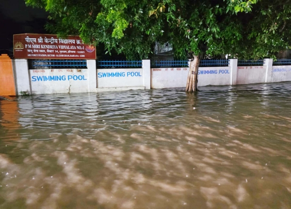 गुरुग्राम में पुराना दिल्ली रोड पर बीती रात से हो रही बरसात से सडक़ बनी स्वीमिंग पूल।