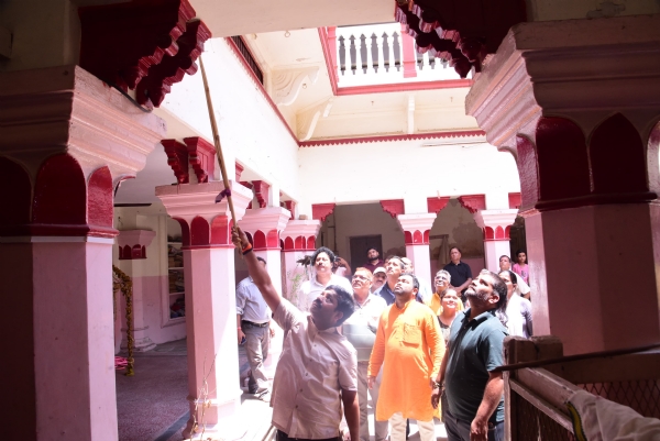 प्रयागराज के हाटकेश्वरनाथ मंदिर में सफाई करते हुए मंत्री नंदी का छाया चित्र
