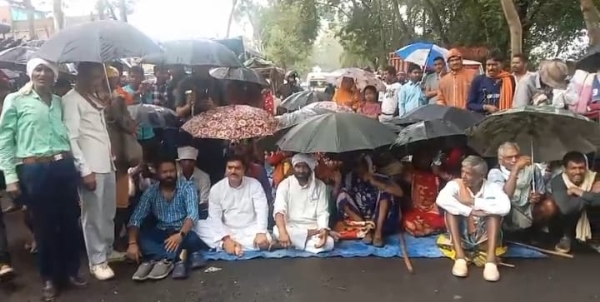 सडक में बैठे विधायक