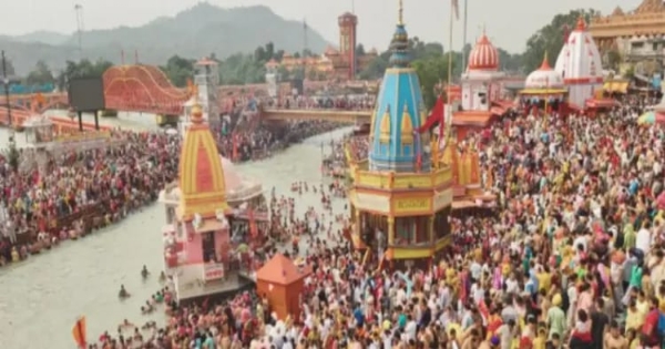 हर की पौड़ी स्थित ब्रह्म कुंड पर स्नान के लिए उमड़े श्रद्धालु।