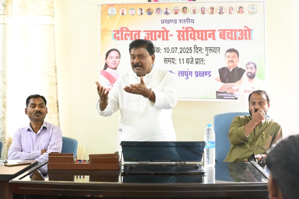 कार्यक्रम में बोलते बन्धु तिर्की